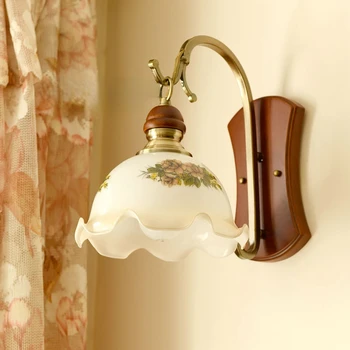Лампа за спални, хол, ретро декоративна лампа от масивно дърво, креативна нощна лампа, на Фона на преминаването на една Проста стена