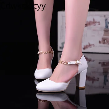летни нови модни дамски сандали на висок ток с отворени пръсти, украсени с метална верига, дамски сандали на квадратен ток с катарама