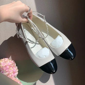 Луксозни дизайнерски дамски сандали в черно и бяло на цветя на равна подметка с украса във вид на метална верига; летни обувки; елегантни лоферы с кръгло бомбе